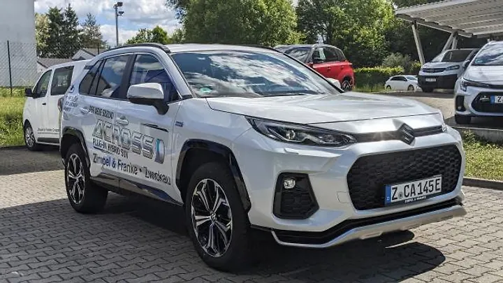 Across PLUG-IN HYBRID Geschlossen