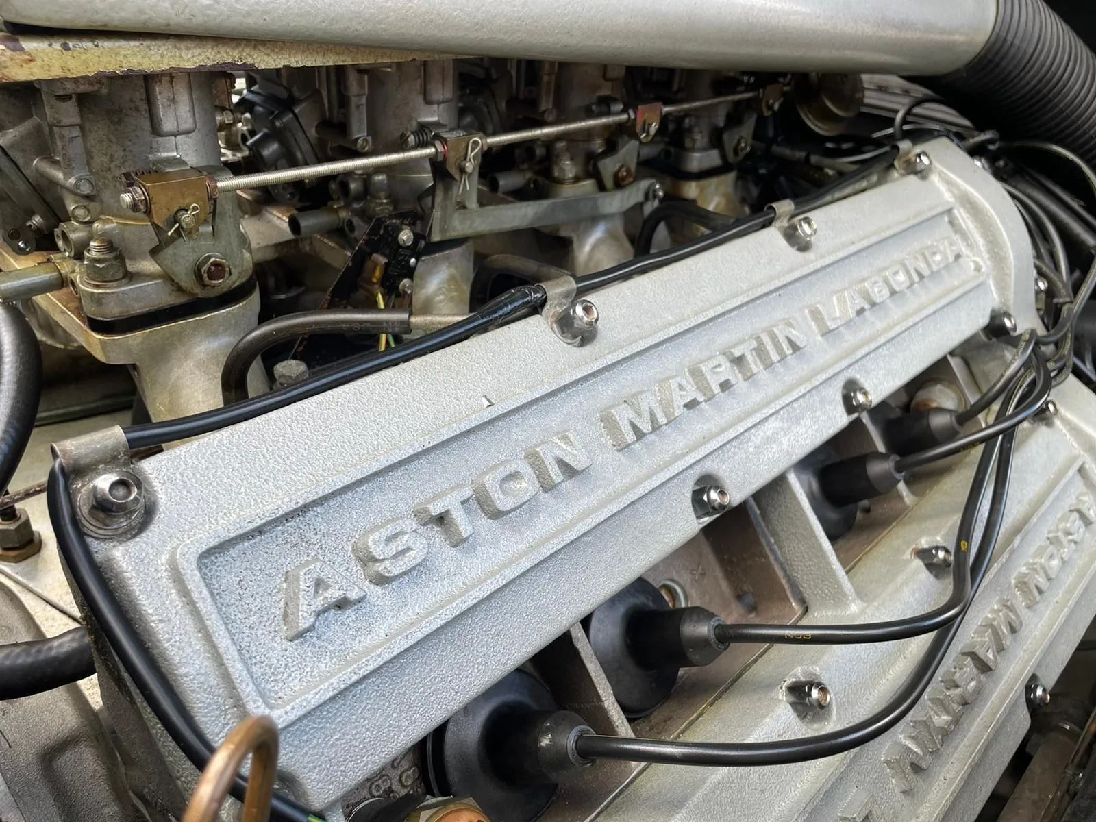 Aston martin v8 ycj m1lwomoidbslomo5r