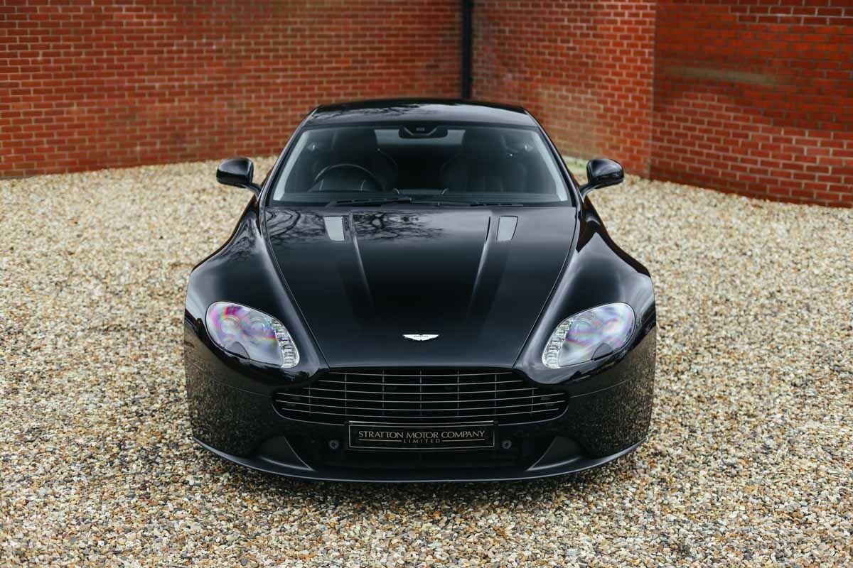 Aston martin v8 fj0cwivh0sg6jyf2096if