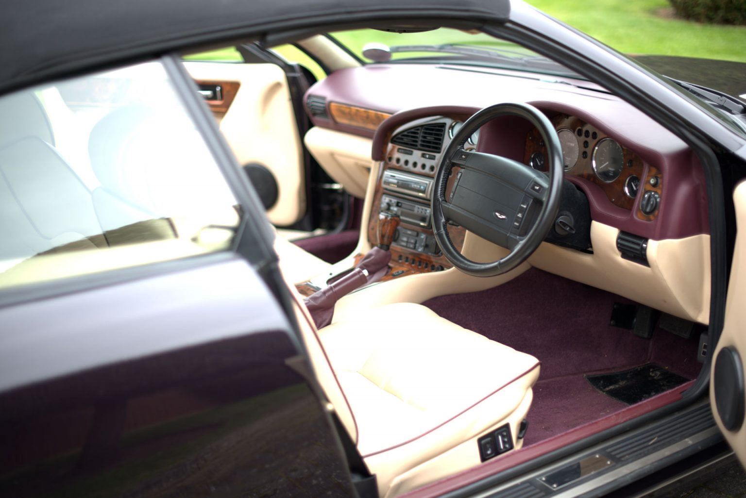 Aston martin volante zugg3jfzwvtrcjnyjr8pg