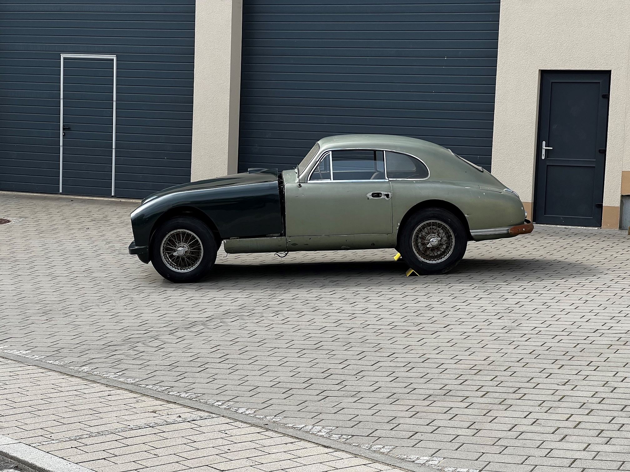 Aston martin rtnxoos7mv4zyf0atpny4