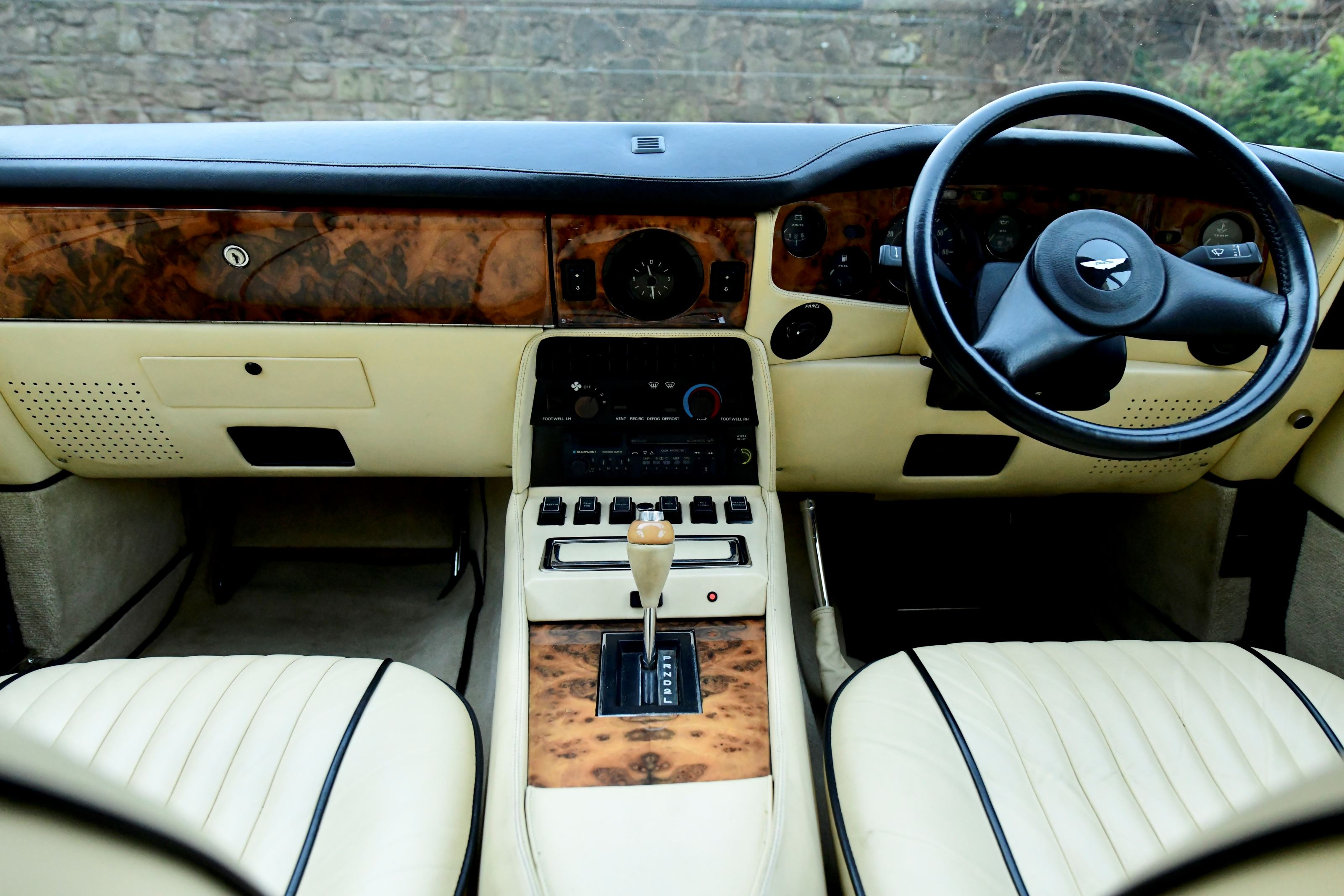 Aston martin v8 mxosiayj1tdloymrs4b64