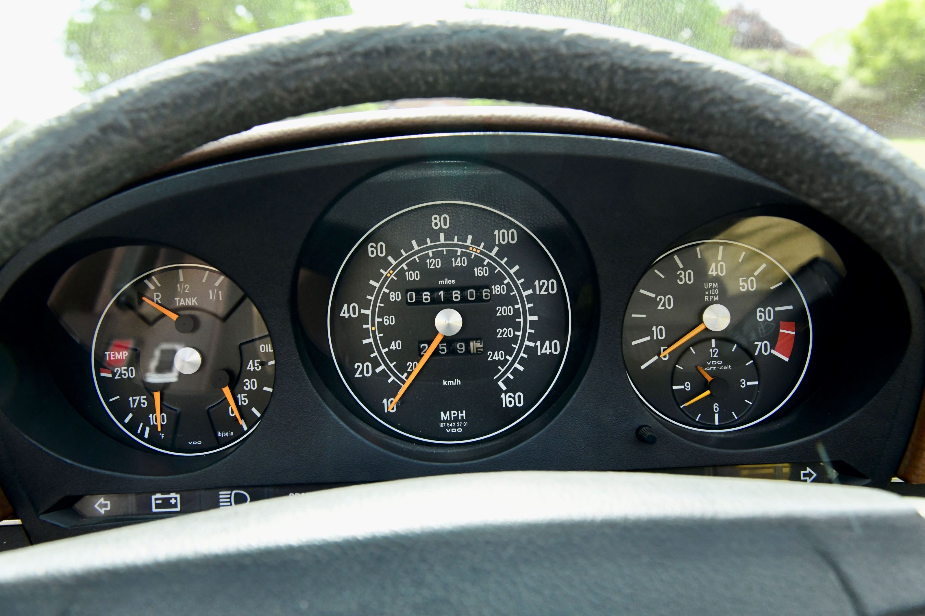 Mercedes 350sl w107 convertible uzhb5pda97swkxlah1v0m
