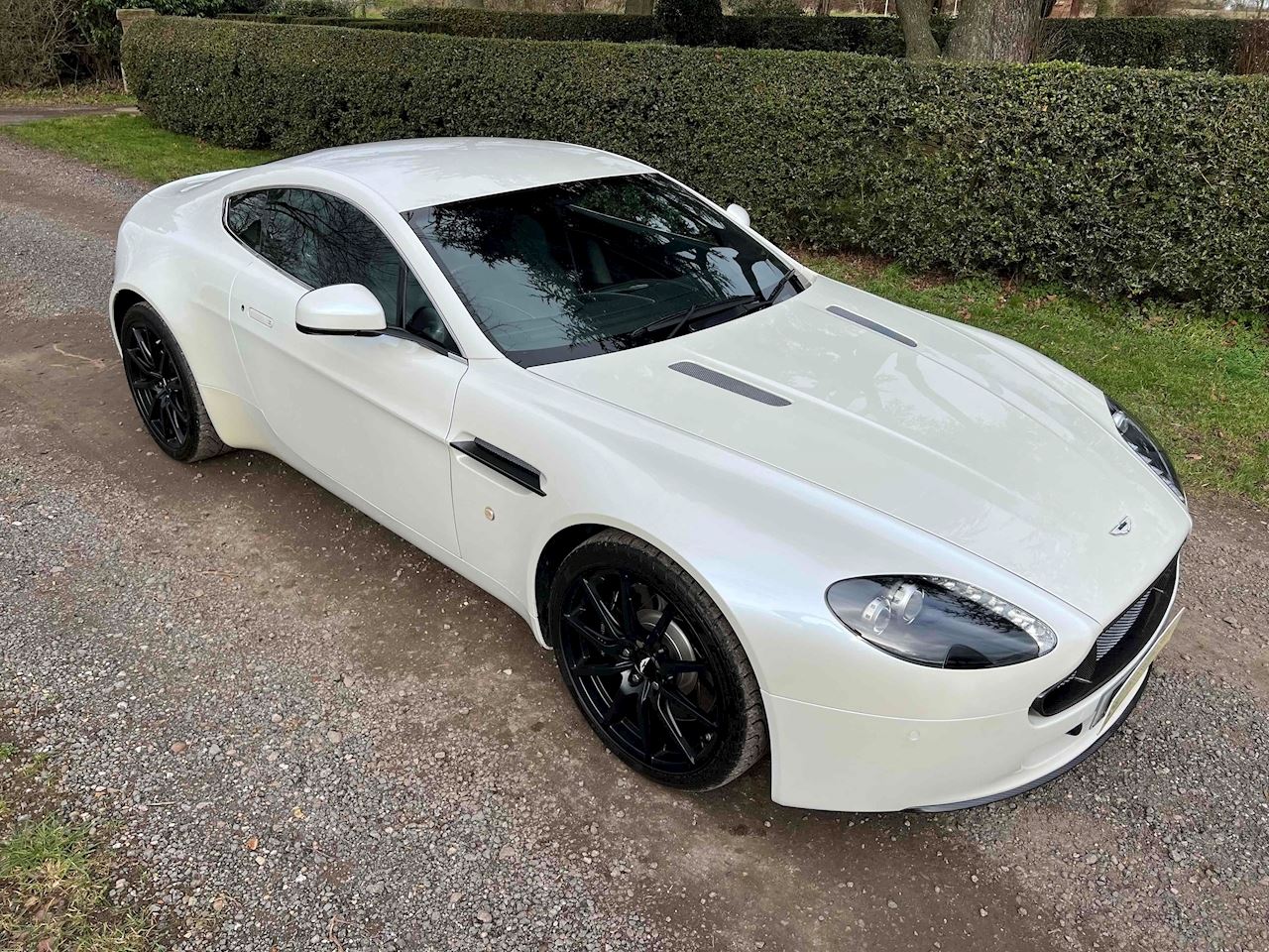 Aston martin v8 ozhdi6m4bvb8xheb xhmg