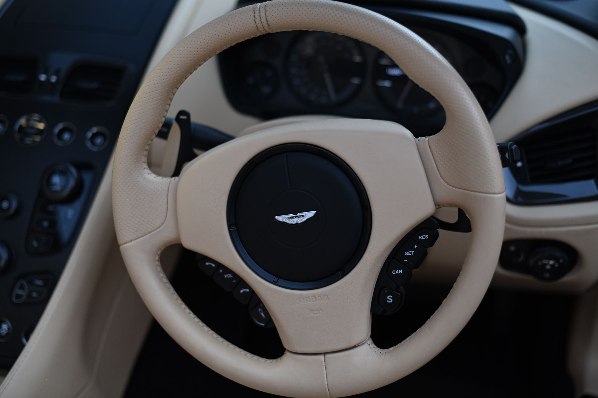 Aston martin vanquish 3x6eybxvqve9dkv38jmju